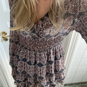 Sjukt snygg klänning!! - Säljer denna jättefina klännning då den aldrig använts! Nyskick med lappen kvar 💕