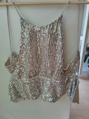 Zara paljettopp xs  - Paljettopp från Zara. På baksidan är snöret av vilket egentligen bara innebär att man behöver göra två knutar istället för en, se bild.