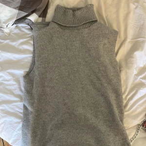 Stickat linne - Super fin stickat polo linne från zara köpt secondhand!