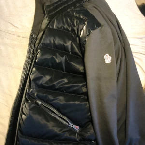 Moncler jacka  - Moncler jacka nyaste modellen är i använt skick men finns inget fel med jackan är dock endast lite smutsig men väldigt vacker och glansig. Jackan säljs billigt och är precis som den originella modellen.