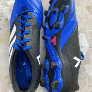 Addidas fotbollsskor  - Oanvända addidas fotbollsskor i storlek 40,5