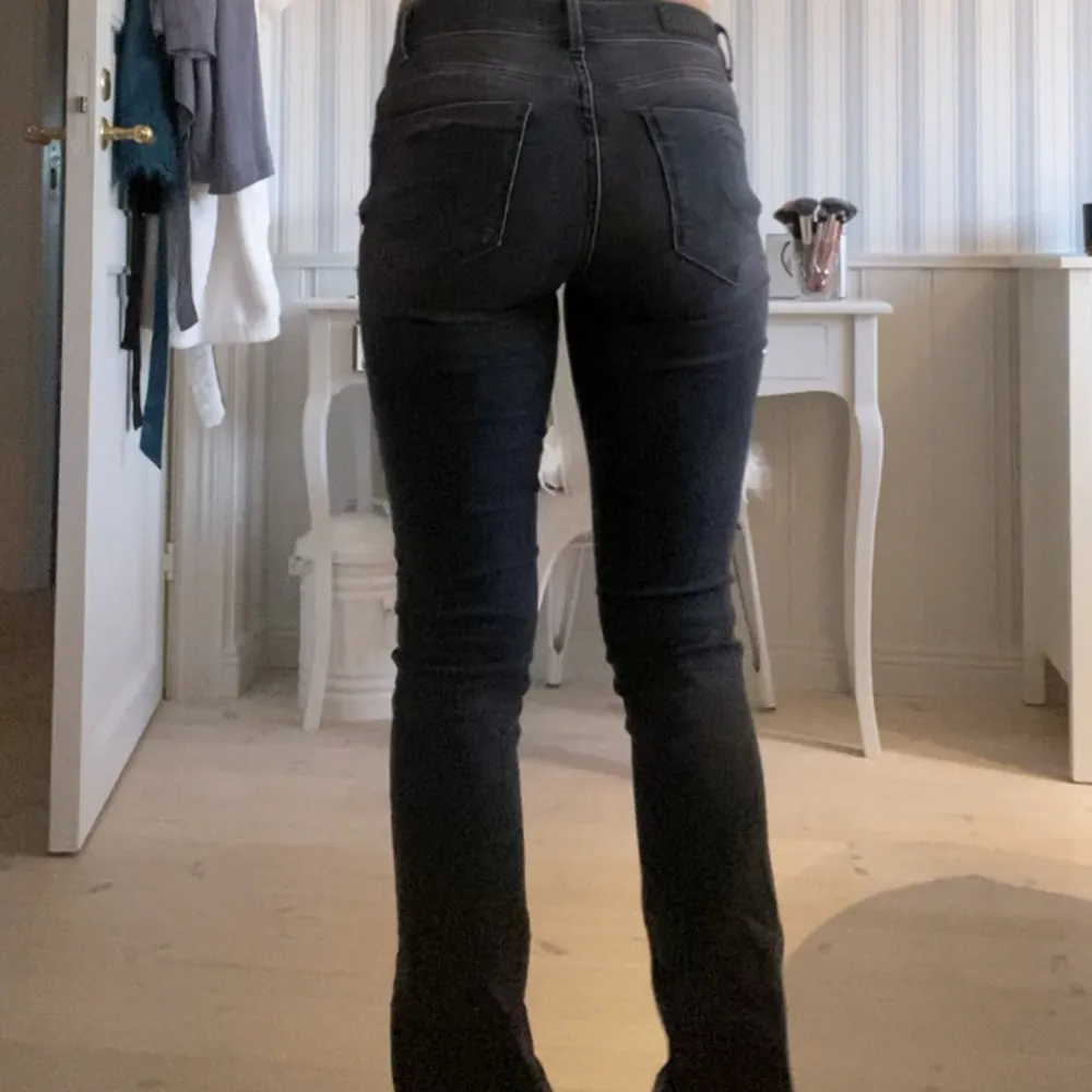 Säljer dessa mörkgrå bootcut jeans från ltb. Jag är 166cm💗. Jeans & Byxor.