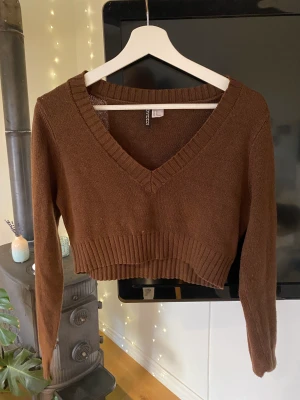 Kroppad tröja - Snygg kroppad tröja med v-ringning. Ingen slitning på tröjan.  Skriv privat ifall intresse finns!