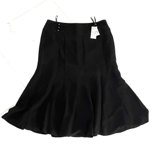 Oanvänd vintage kjol - Vintage kjol med detaljer, med prislappen kvar.