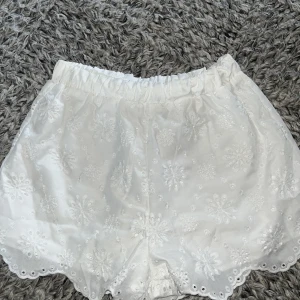 Spets shorts  - Säljer domhär super trendiga shortsen som tyvär inte kommit till användning 