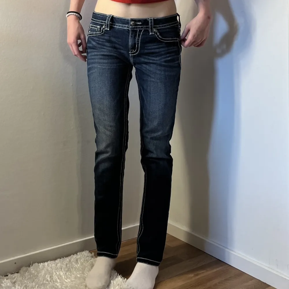 Säljer ett par Miss me jeans med jätte coola detaljer på bakfickorna. Jeansen är i modellen midrise-skinny. Innerbenslängden är 78,5cm. Skriv om du vill ha mera bilder eller har frågor 💓. Jeans & Byxor.