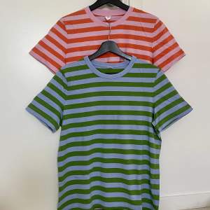 Säljer 2st färgglada Arket t-shirts i storlek Medium!  Sparsamt använda så de är i mycket bra skick🙌🏼  280:- för båda😇