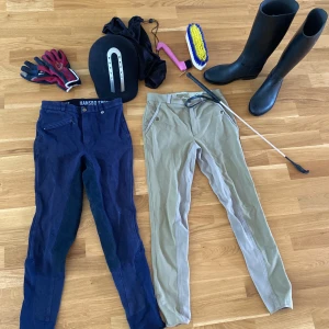 Rid/stall saker - Då jag slutat rida säljer jag nu mina rid saker. 2x byxor i marinblå och beige (storlek S). Stövlar i storlek 37, handskar som är fodrade på insidan. Ridhjälm i storlek 56 (skydspåse ingår). Spö och rykt borste samt hovkrats. Skriv för bilder/info💕