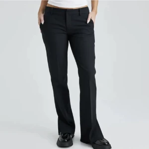 Snygga lågmidjade kostymbyxor ❤️‍🔥 - Köpte på plick för 200 , men tyvärr var dem lite för små för mig 🥲❤️‍🔥 de är från bik bok petite kostymbyxor ❤️‍🔥 säljer för samma pris eftersom jag aldrig använt dem utan bara testat. Längden är bra ( jag är 160 lång )❤️ är vanligtvis en 36/38 i jeans.