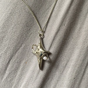 Halsband  - Har aldrig haft på mig det.  Skrivbok ni har frågor. 