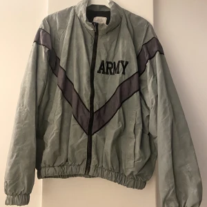 Army jacka  - Köpt i usa denna sommar. Äkta usa army jacka. Lite bomber stil och regntålig. Kolla gärna in min sida!⭐️