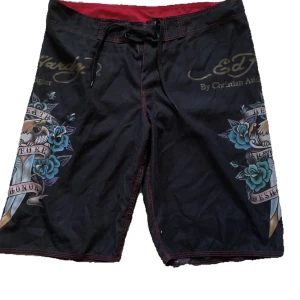 Äkta Ed Hardy badbyxor !! - Feta badbyxor, äkta Ed Hardy köpte för 500 men aldrig använda ❤️snörning   som underlättar att justera passformen, även en ficka där bak 