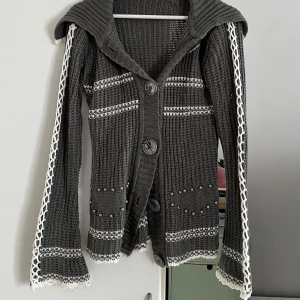 Stickad kofta  - Supergullig stickad kofta. 