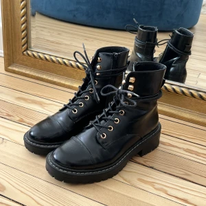 Kängor / liknande dr martens  - Kängor från Even&Odd, sparsamt använda men några små skrapmärken på insidan. Perfekta skor till hösten! 