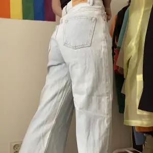 Jeans med wide fit från Junkyard. I gott skick bortsett från mindre fläck vid byxfållan. Passar storlek 36-38✨