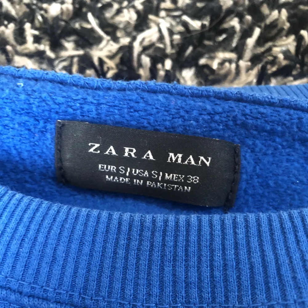 Säljer fin blå sweatshirt med tryck, Zara Man men alla kan såklart använda den. 💙. Hoodies.