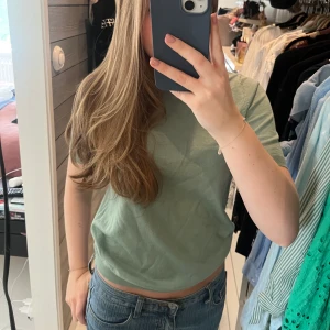 Grön stickad tshirt  - Säljer denna superfina stickade T-shirten från Lindex. Så fin grön färg🤩storlek xs men passar s