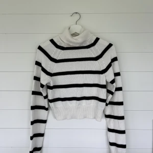 Randig polotröja  - Säljer denna randiga tröja med polokrage! Tröjan är oanvänd och lapparna är kvar!  I strl xs, något liten i storleken. Köparen står för frakten :) 