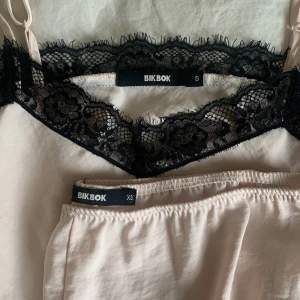 Pyjamas-sett  - Säljer detta fina pyjamas sättet från bikbok. Shortsen är i stolek XS och linnet i S. 