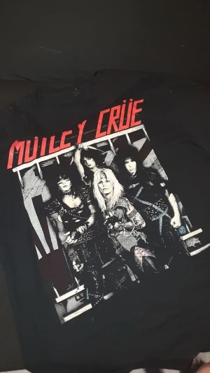 Mötley crüe  - En svart tisha med mötley crue bild. Den är i väldigt bra skick och säljer då den inte kommer till användning längre❤️