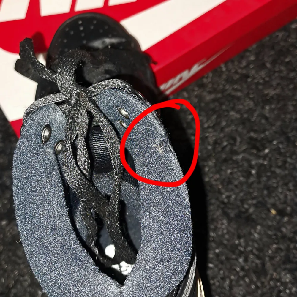 Vinterskor. Det finns ett litet hål vid öppningen i vänstra skon. Relativt creasade. Det finns dessutom fläckar på mellan och yttersulan (går dock att tvätta bort). Men förutom det är det inga defekter på dem.. Skor.