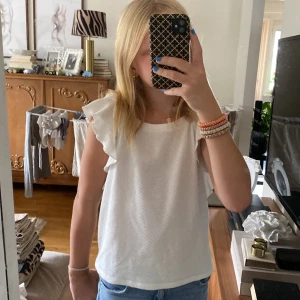 Volang tröja - Hej säljer min volang tröja från mango då den inte kommer till nån användning längre bra skick skulle jag nog ändå säga 💓