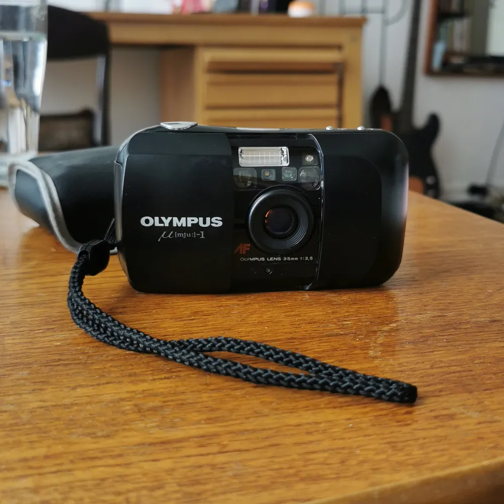 Olympus mju i analog camera in perfect working condition (just couple of scratches at the front but they don't affect anything). Tested & comes with batteries. . Accessoarer.