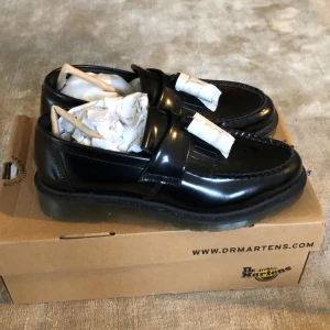 Dr. Martens loafers - Säljer ett par dr. Martens loafers. De är oanvända och kartongen finns kvar. 