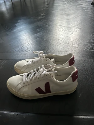 Veja Sneakers  - Knappt använda, därav väldigt fint skick. 