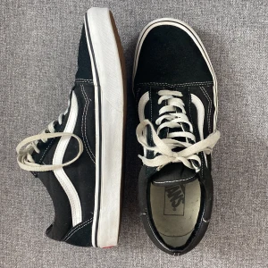 Vans skor  - Svarta Vans skor med snörning. Flitigt använda och defekter förekommer vid hälen (se bild 3). 🩶