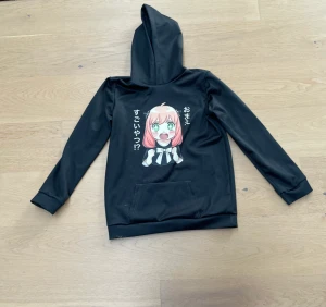 En tröja med en glad tjej på! - Svart tröja luvtröja med supergulligt tryck på! Används inte längre o säljs därför!❤️  