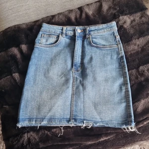 Jeanskjol - Stretchmaterial så den sitter skönt och är följsam och bekväm att ha på sig.