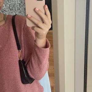 Axelväska - Svart axelväska med guldiga detaljer, inget trasigt. "Krokodilmönster" med en liten ficka på ena sidan (se sista bilden)💕 minns ej vart jag köpt den
