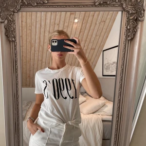 T-shirt med tryck - Säljer denna stilrena t-shirt från Ginatricot. Fint skick och superskön. Storlek XS. Köparen står för frakt💕