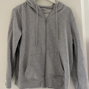 Grå zip tröja  - Jättefin grå zip tröja från primark, den är använd men ingen skada skedd 