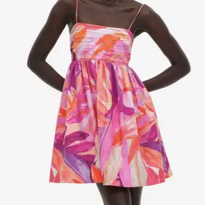 Jätte fina slutsåld H&M klänning! Passar perfekt till sommaren😍Storlek XS, endast använd 1 gång! Säljer då den tyvärr är för liten för mig.