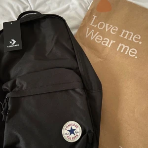 Converse ryggsäck⭐️ - Säljer denna slutsålde ryggsäcken ifrån converse. Köptes för 300kr säljer för 200. Är i mycket bra skick! Kom privat för mer bilder eller frågor!⭐️💕