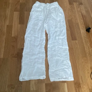 Linnebyxor - Linnebyxor aldrig använda, såldes för att de va större än förväntat. Storlek xxs men passar xs/s skulle jag tro. Nyskick. Nypris 599. Tar bara swish