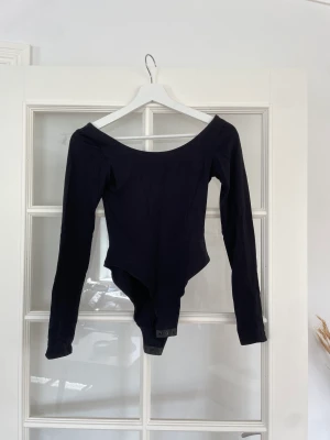 Öppen rygg body - Jättefin body med öppen rygg. Sjukt bra skick och jättefin.