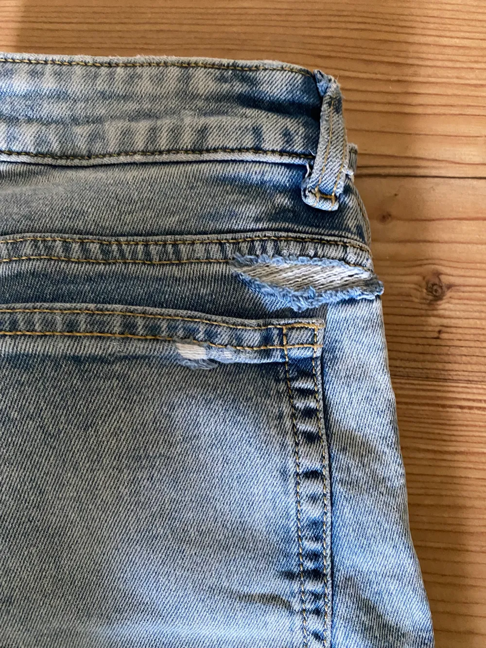 Lågmidjade jeans från H&M, i storlek 36,S. Fint skick förutom lite slitna uppe vid midjan, inget som förstör användningen, Och det syns knappt vid användning.  Mitt pris:70kr . Jeans & Byxor.
