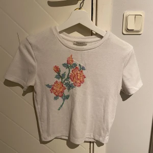 T-shirt - Vit t-shirt med broderi från zara i storlek S