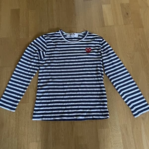 Play comme des garçons long sleeve  - Väldigt bra skick, inga hål eller fläckar! Blå och vit