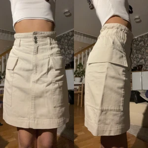 highwaist cargo inspirerand kjol - beige högmidjad inspirerad kjol ifrån h&m i storlek 34