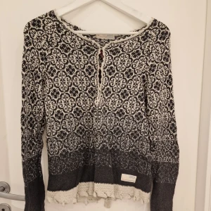 Odd Molly-kofta - Kofta i ull från Odd Molly. Köpt second hand. Fint välhållet skick. Stl 0, motsvarar en XS.