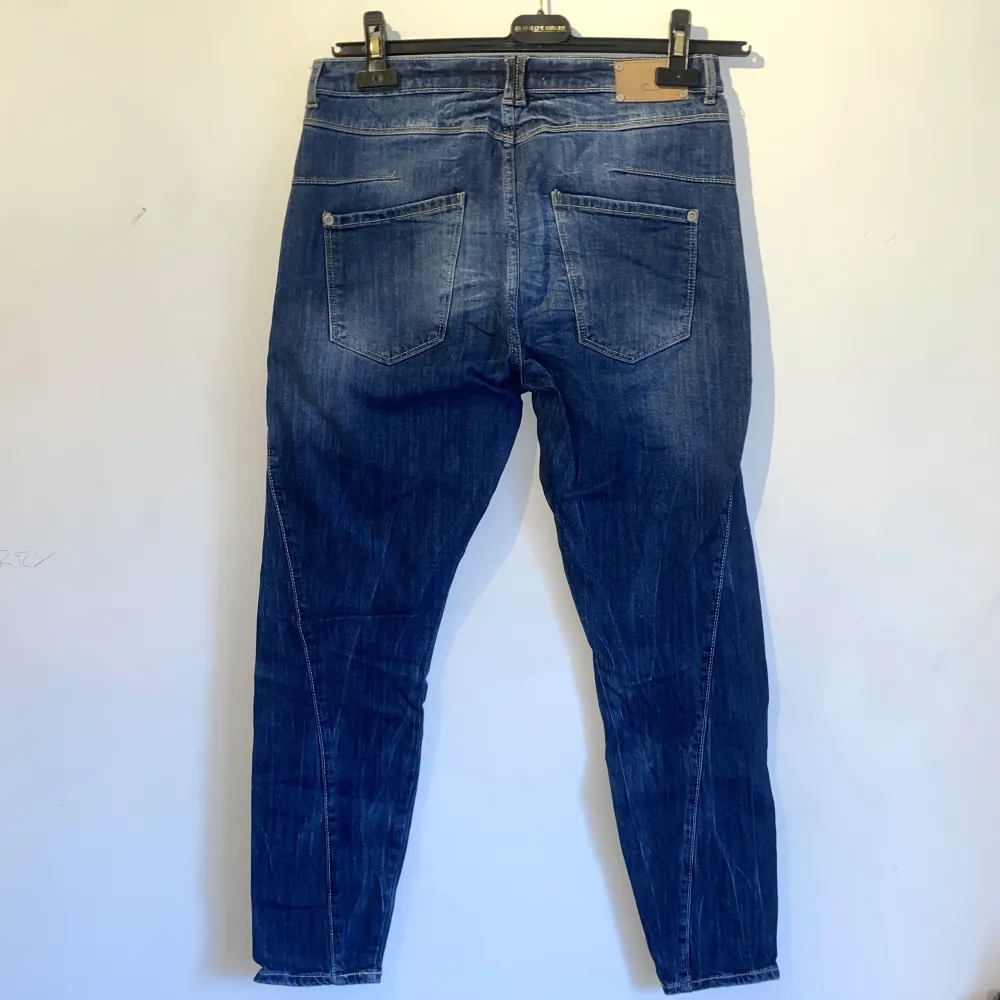 Blåa jeans från Lindex i storlek 36/32 (waist/length). I mycket bra skick.. Jeans & Byxor.