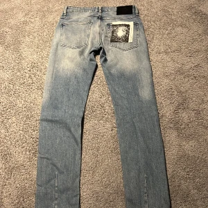 Nya jeans  - Helt nya NEUW jeans  Glömde av jag hade dem aldrig kommit t användning Vanlig passform  28-32 