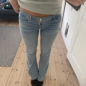 Ljusblå bootcut jeans  - Säljer nu dessa jeans från zara i storlek 36