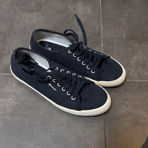 Gant sneakers  - Säljer ett par fina mörkblå sneakers från Gant. De är inte mycket använda men gant märket på hälen är lite skadat (se bild 3).