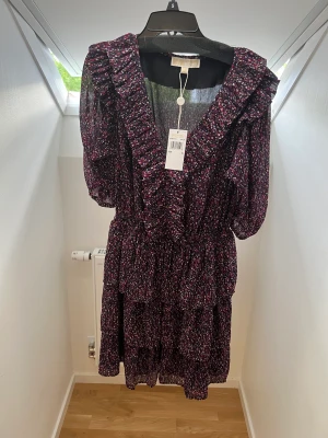 Michael Kors klänning  - Klänning från Michael Kors. Aldrig använd med prislapp kvar. Storlek S. Köpt för 1500kr. 