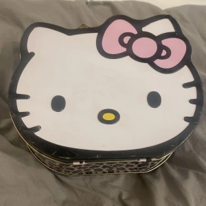 Hello Kitty burk  - Fin hello Kitty burk i plåt. Lite små repor. Rätt så stor
